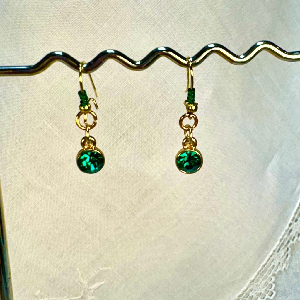 Handcrafted Holiday Gift Earrings Pierced Unique Emerald Green Gold Setting 12$